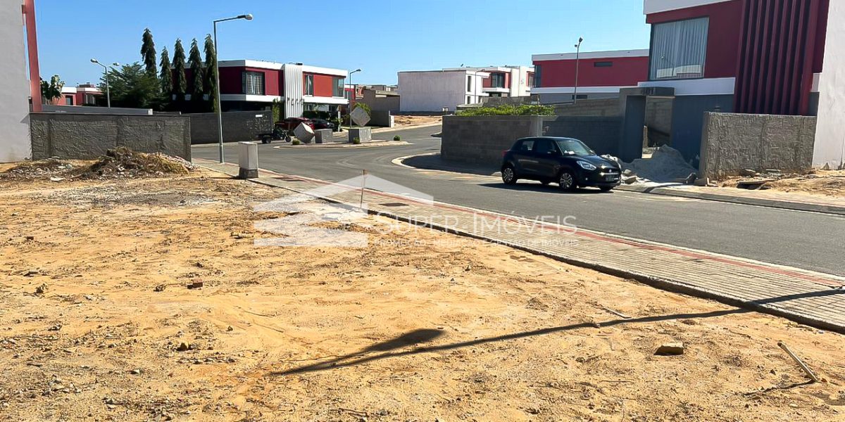 TERRENO COM 243M2 - BENFICA