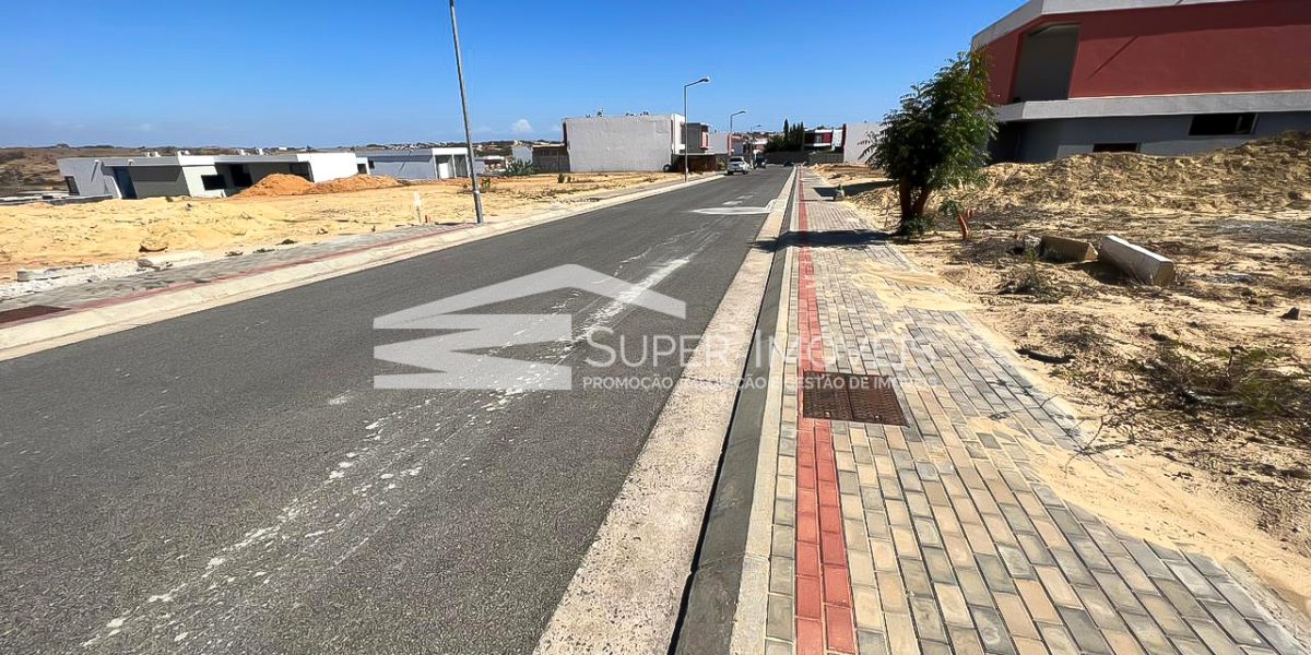 TERRENO COM 243M2 - BENFICA